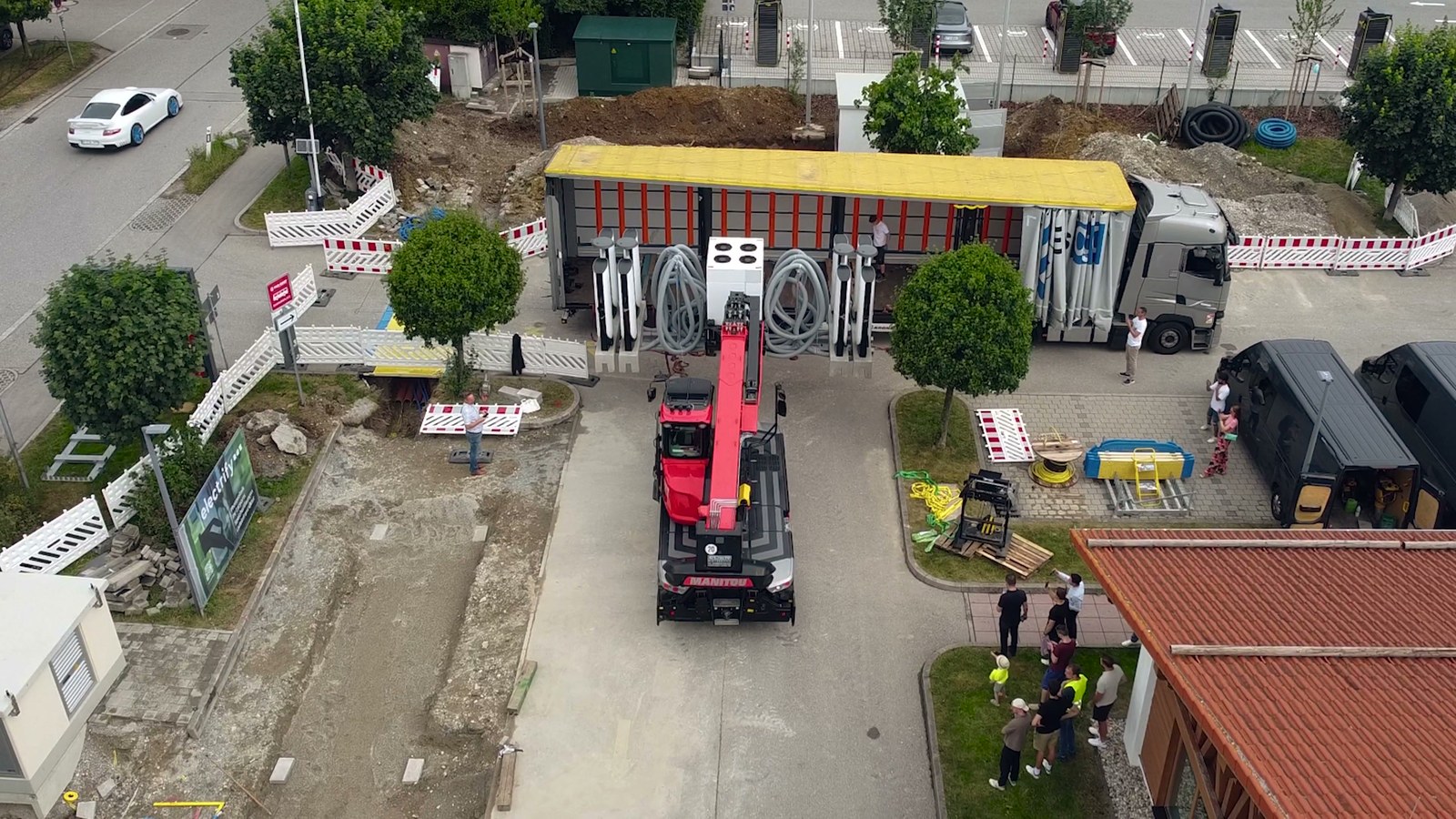 Tesla'nın Şarj İstasyonları Artık Fabrikada Üretiliyor: Katlanır Supercharger İlk Kez Sahada