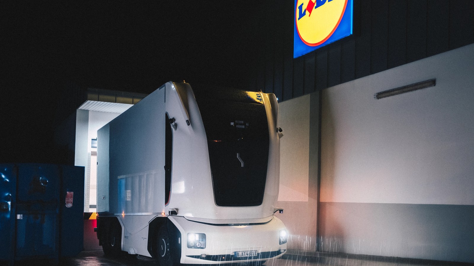 Almanya, Kabinsiz Otonom Kamyona İlk Ruhsatı Verdi: Einride ve Lidl Sürücüsüz Yük Taşımaya Başladı