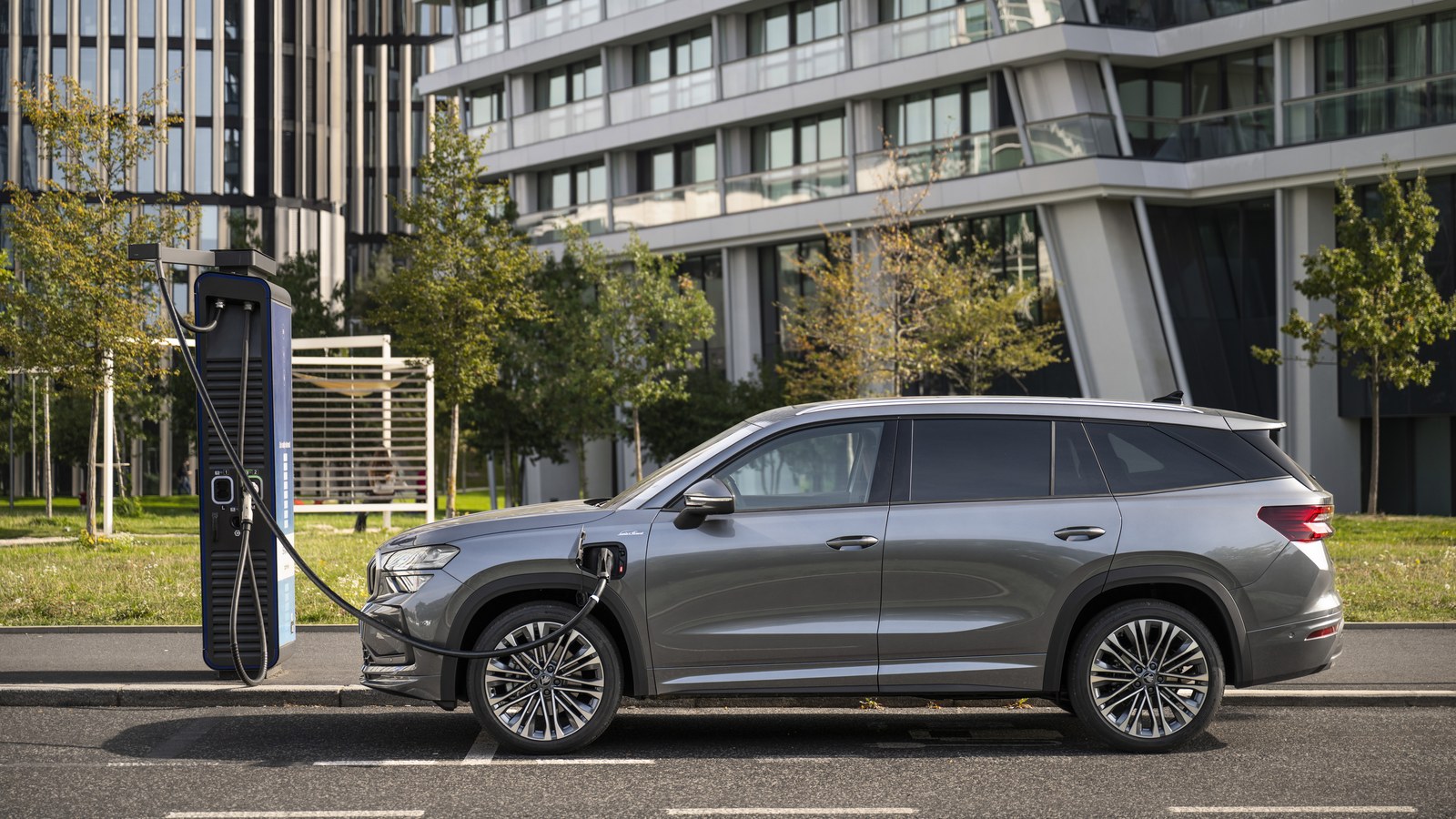 Škoda Kodiaq'a 200 kW'lık Plug-in Hibrit: 130 kW Benzinli + 85 kW Elektrik Motoru, 100 km'yi Aşan Elektrikli Menzil