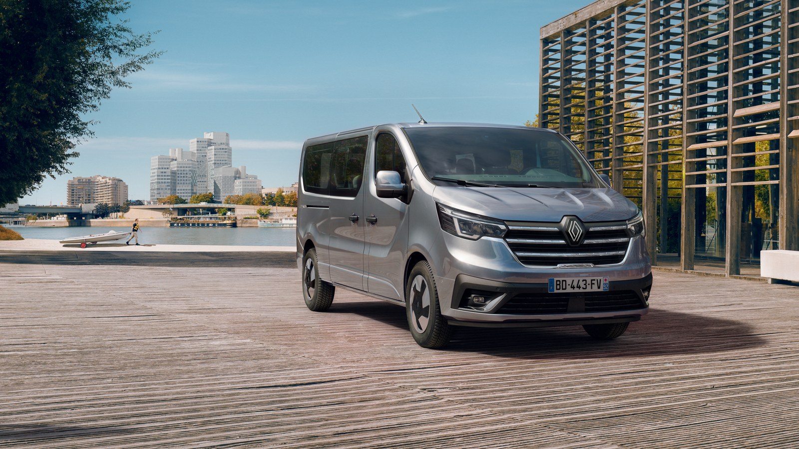 Dizel Renault Trafic Güncellendi: Elektrikli Direksiyon, Daha Büyük Ön Diskler ve Sürücü Dikkat Kamerası