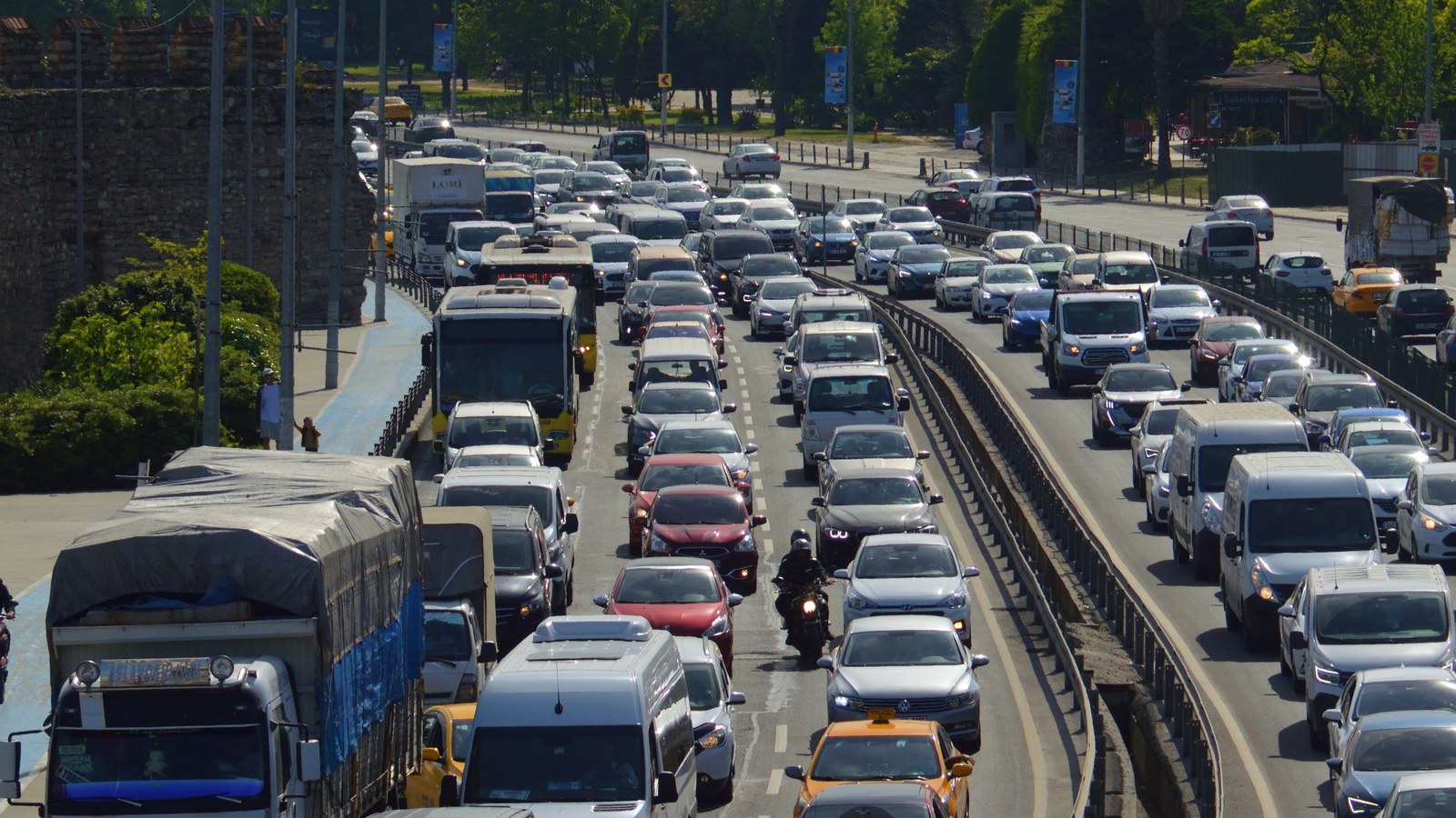 Trafik Sigortasında Kasım Tavanı: Azami Primler %1 Artırılacak, Taksi, Minibüs ve Otobüste %2 İlave Edilecek