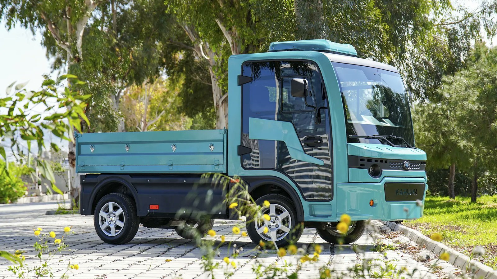 Karluna Pratik Trafiğe Çıktı: İlk İki Araç İzmir'deki İki OSB'ye Teslim Edildi