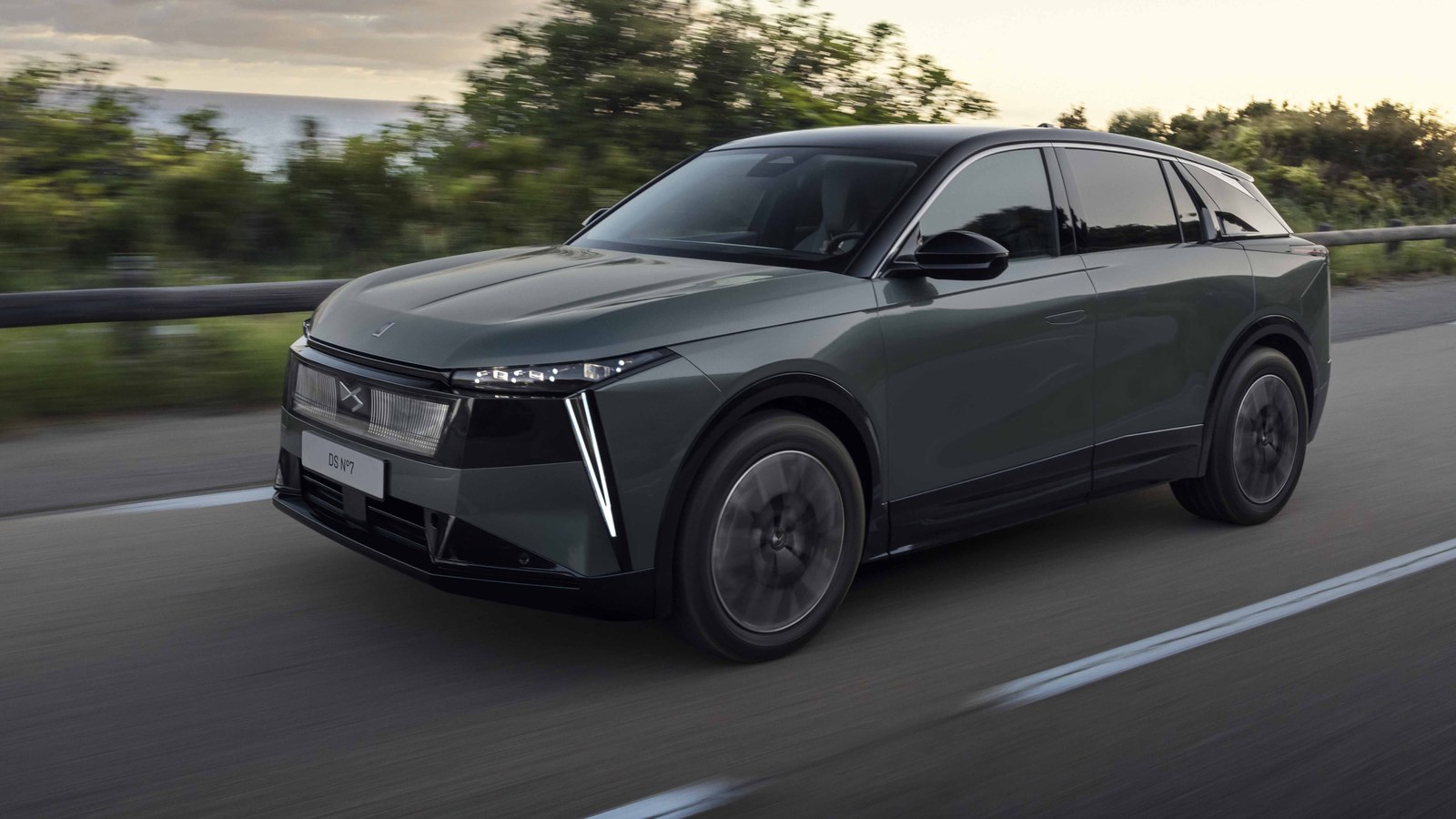 DS 7'nin Yerini Alan DS N°7 Türkiye'de Satışta: 145 BG Hibrit, PALLAS 3.700.000 TL, ÉTOILE 4.100.000 TL